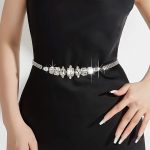 Accessoire chic pour combinaison femme