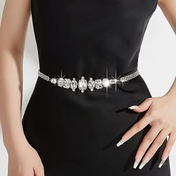 Accessoire chic pour combinaison femme