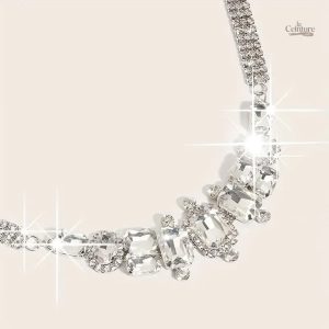 Détails brillants pour tenue féminine