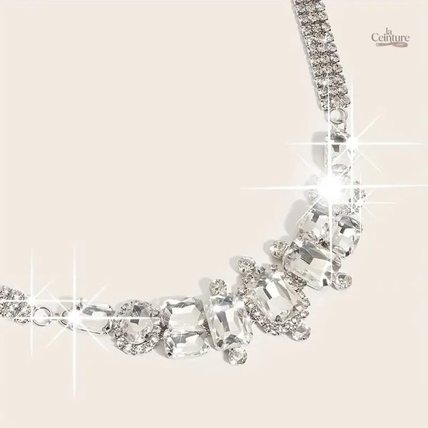 Détails brillants pour tenue féminine