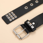 Ceinture cloutée élégante pour un look affirmé