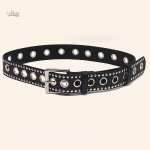 Accessoire tendance : ceinture cloutée pour élégance féminine