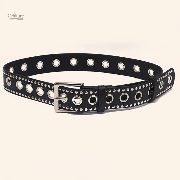Accessoire tendance : ceinture cloutée pour élégance féminine