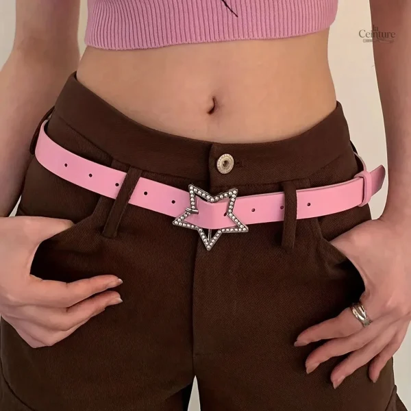 Boucle classique sur ceinture en cuir à strass