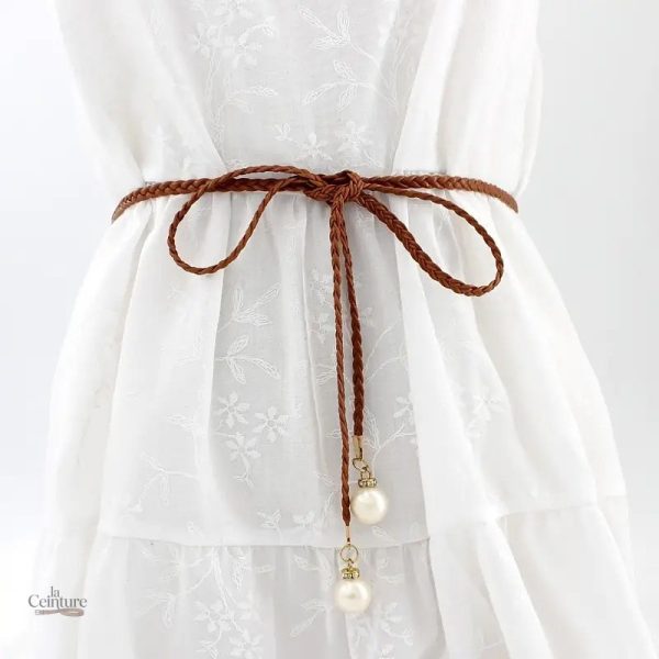 Ceinture fine tressée pour un look chic
